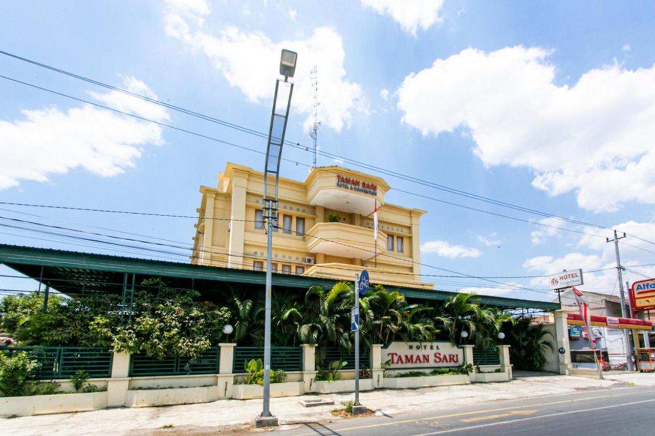 Reddoorz Plus Near Alun Alun Karanganyar Solo Exteriér fotografie