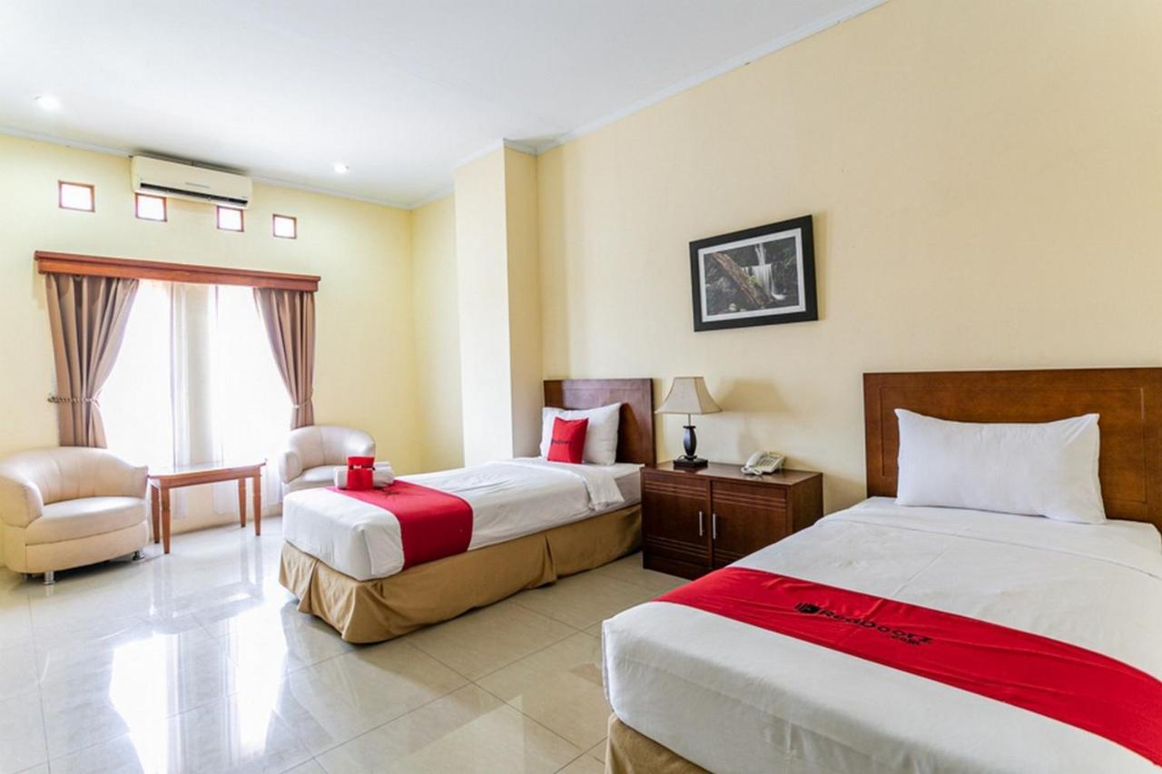 Reddoorz Plus Near Alun Alun Karanganyar Solo Exteriér fotografie